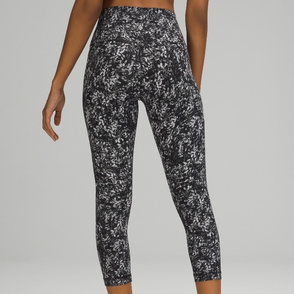 🔥 Lululemon Align 21” Blossom Black Size 4 or 6 - Picture 3 of 9